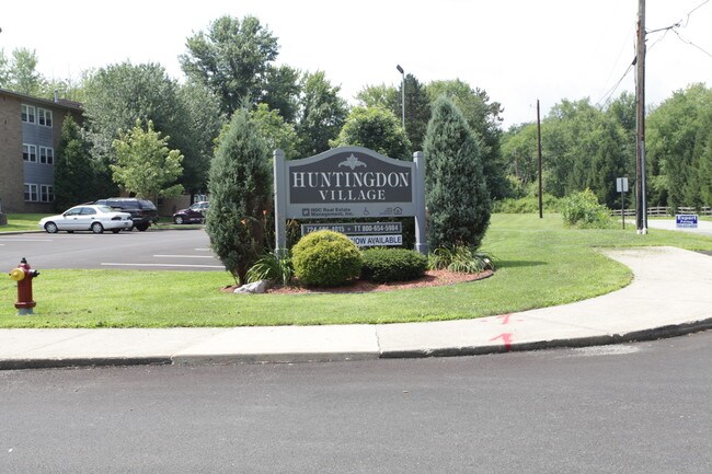 Huntingdon Village Apartments in Hunker, PA - Foto de edificio - Building Photo
