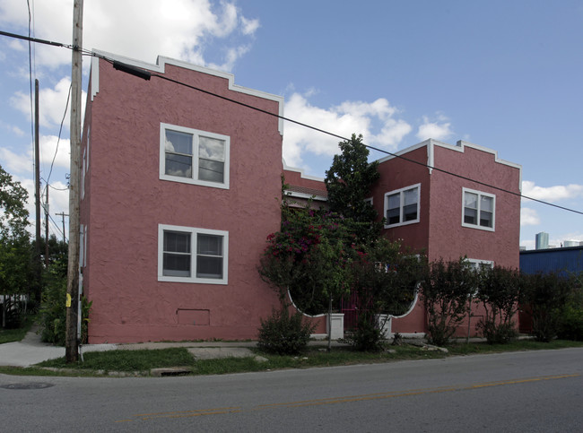 Las Rosas Apartments in Houston, TX - Building Photo - Building Photo