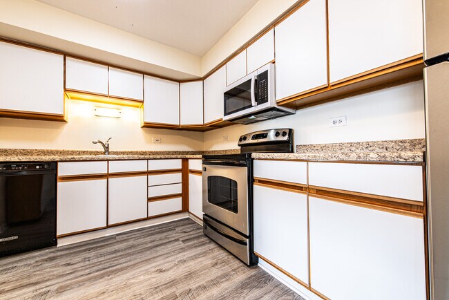 2218 S Goebbert Rd in Arlington Heights, IL - Building Photo - Building Photo