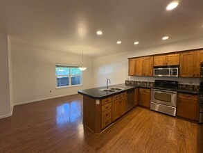 2066 NW Yohn Ranch Drive in McMinnville, OR - Foto de edificio - Building Photo
