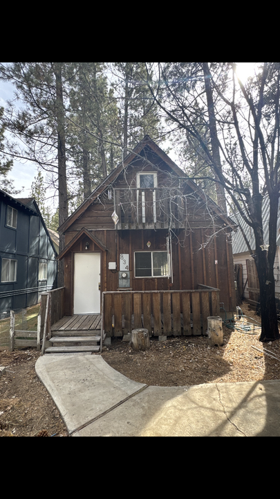 834 Angeles in Big Bear Lake, CA - Building Photo