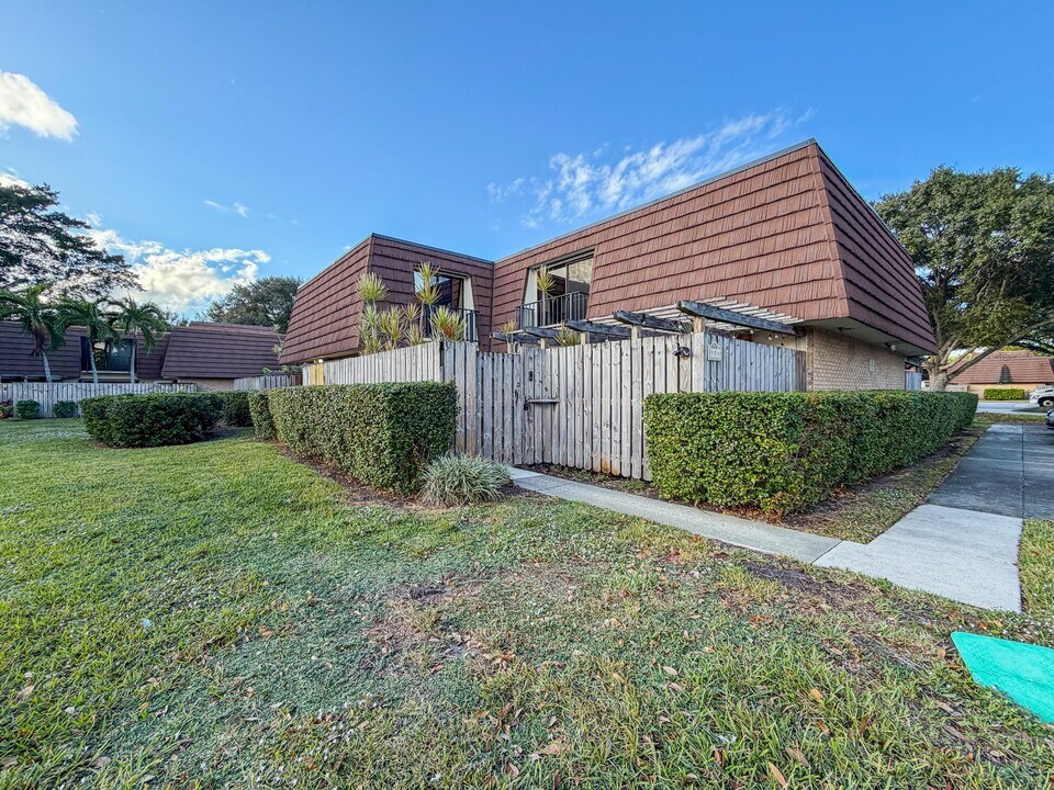 306 3rd Ln in Palm Beach Gardens, FL - Building Photo