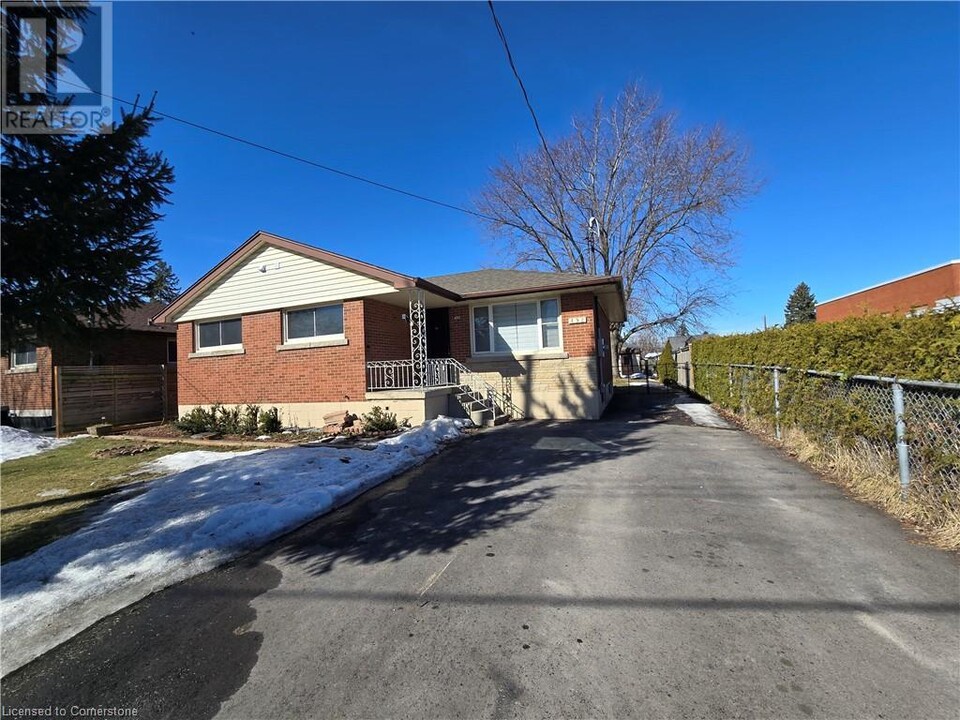 492 E 16th St in Hamilton, ON - Building Photo