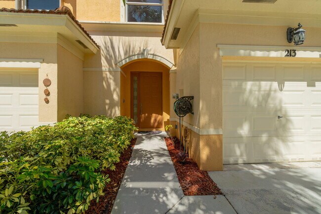 213 River Bluff Ln in Royal Palm Beach, FL - Foto de edificio - Building Photo