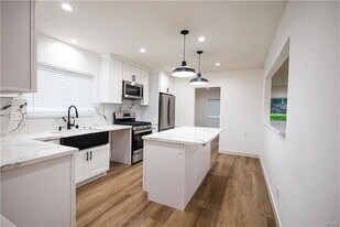 22257 MacFarlane Dr in Los Angeles, CA - Building Photo