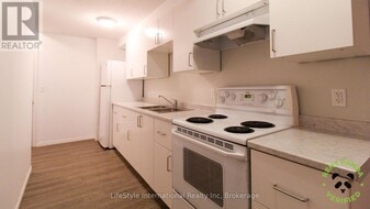 404 Grange Rd in Guelph, ON - Building Photo