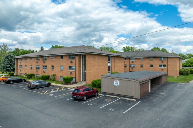2425 Wesleyan Ave in Rockford, IL - Foto de edificio - Building Photo