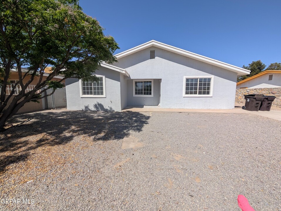 120 Encino Drive in Sunland Park, NM - Building Photo