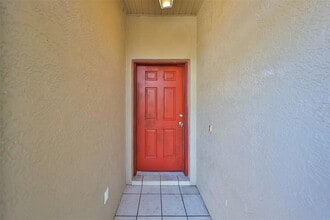 633 Tremont Greens Ln, Unit 16 in Sun City Center, FL - Building Photo - Building Photo