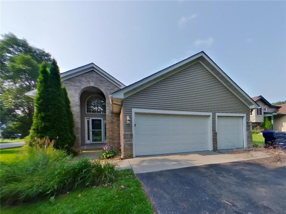 6393 Wildwood Way in Monticello, MN - Building Photo