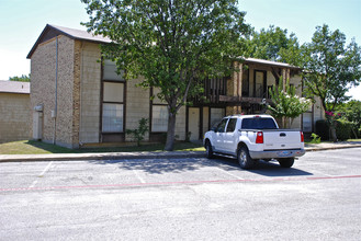 Hilltop Apartments in Grapevine, TX - Building Photo - Building Photo