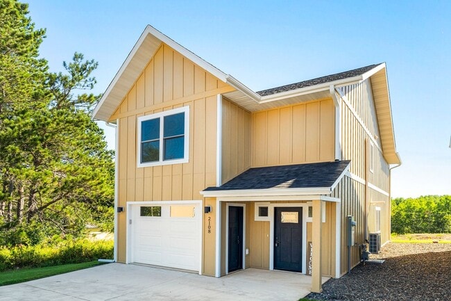 2108 Cottage Hl Cir in Duluth, MN - Building Photo - Building Photo