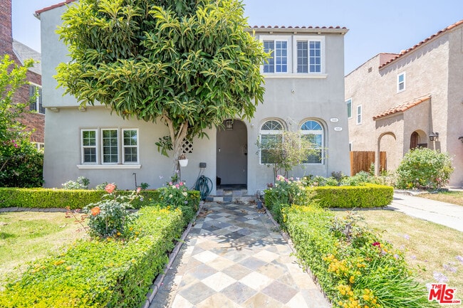 1049 S Mansfield Ave in Los Angeles, CA - Building Photo - Building Photo