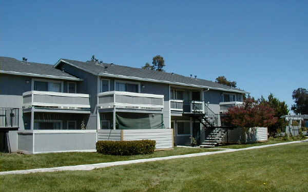 Woodside Court in Fairfield, CA - Building Photo