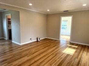 221 E Griffith Way in Fresno, CA - Building Photo - Building Photo