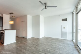 757 N Orleans St, Unit 1202 in Chicago, IL - Building Photo - Building Photo