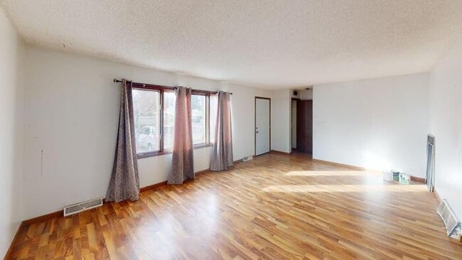 329 W Indiana Ave in Bismarck, ND - Building Photo - Building Photo