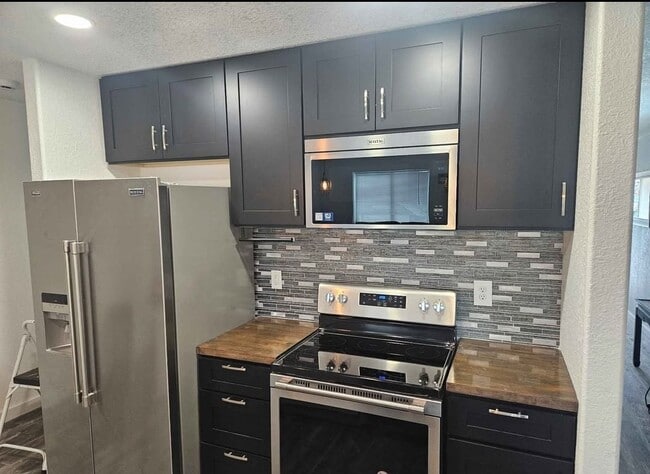 283 NE West Ave in Roseburg, OR - Building Photo - Building Photo