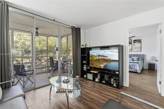 9340 Lagoon Pl in Davie, FL - Foto de edificio - Building Photo