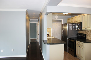 1815 William Howard Taft Rd, Unit 410 in Cincinnati, OH - Building Photo