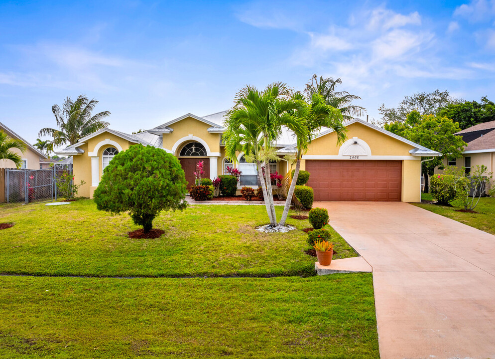 2466 SW Lafayette St in Port St. Lucie, FL - Foto de edificio