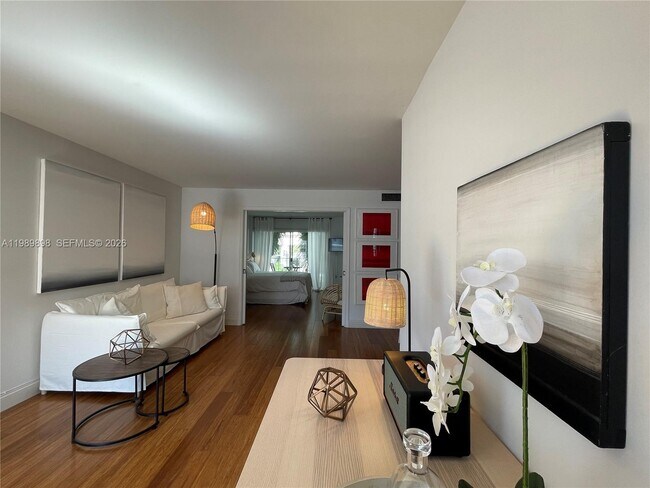 221 Meridian Ave in Miami Beach, FL - Building Photo - Building Photo