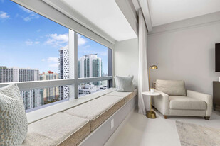 1435 Brickell Ave in Miami, FL - Building Photo