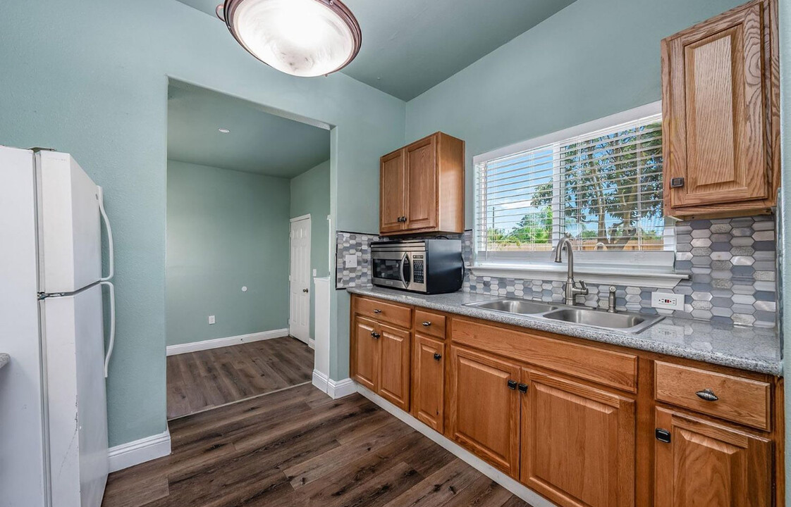 7218 N College Ave in Fresno, CA - Building Photo