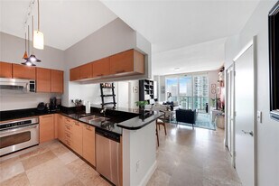 31 SE 5th St, Unit 3819 in Miami, FL - Building Photo