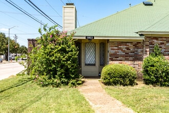 11803-11805 Garden Terrace Dr in Dallas, TX - Foto de edificio - Building Photo