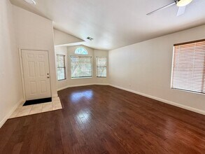 7821 Desert Bell Ave in Las Vegas, NV - Building Photo - Building Photo