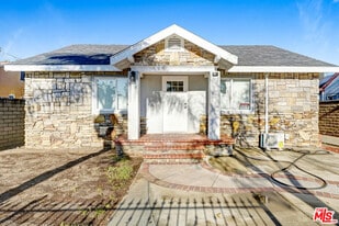 845 N Hagar St in San Fernando, CA - Building Photo