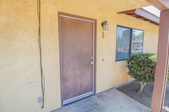 404 E Newlove Dr in Santa Maria, CA - Foto de edificio - Building Photo