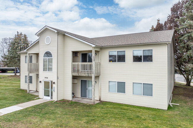 Maplewood Square Apartments in Greenville, MI - Foto de edificio - Building Photo