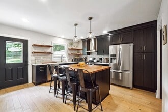 2450 Hillcrest Dr in East Point, GA - Building Photo - Building Photo