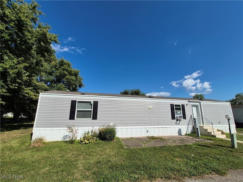 120 Kenny Brook Ln in Elyria, OH - Building Photo