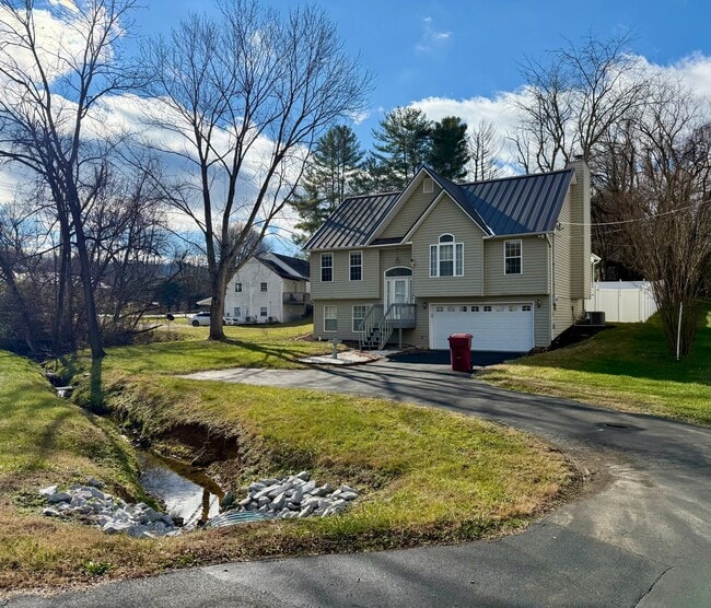 1718 Concord St in Johnson City, TN - Building Photo - Building Photo