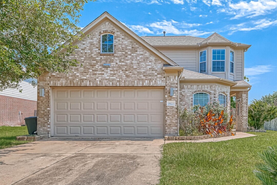 19223 Brook Village Rd in Houston, TX - Building Photo