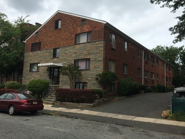 Esquire Apartments in Irvington, NJ - Foto de edificio - Building Photo