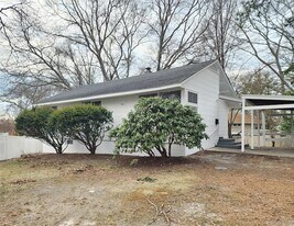5 Birch Ct in Riverhead, NY - Building Photo
