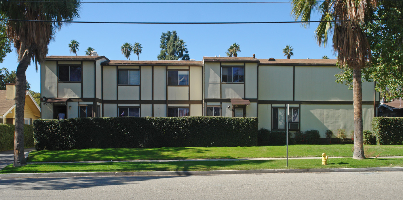 95 N Meridith Ave in Pasadena, CA - Foto de edificio