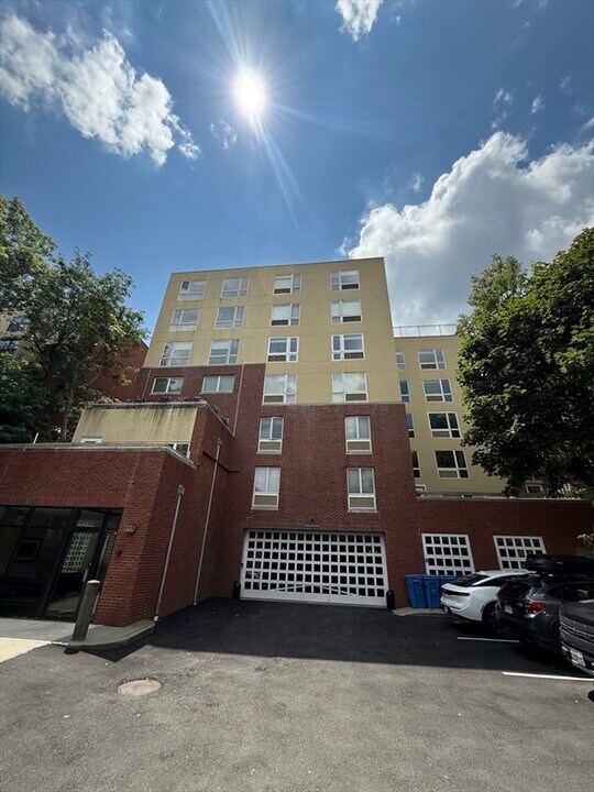 66 Winchester St in Brookline, MA - Building Photo