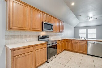 624 Horn St in Crowley, TX - Foto de edificio - Building Photo