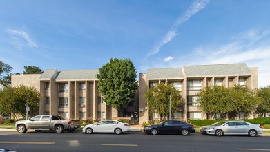 Independence Park Apartments in Canoga Park, CA - Foto de edificio - Building Photo