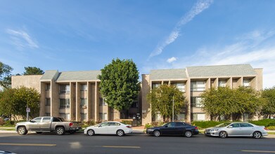 Independence Park Apartments in Canoga Park, CA - Building Photo - Building Photo