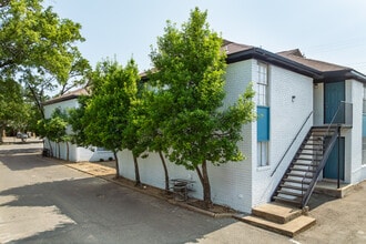 University Crossings in Memphis, TN - Foto de edificio - Building Photo