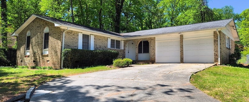 2821 Pebble Dr in Decatur, GA - Foto de edificio
