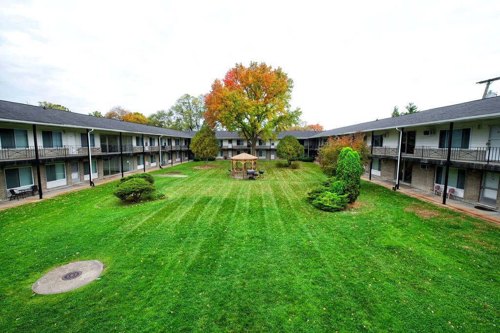 Sandstone Apartments in Oak Park, MI - Building Photo