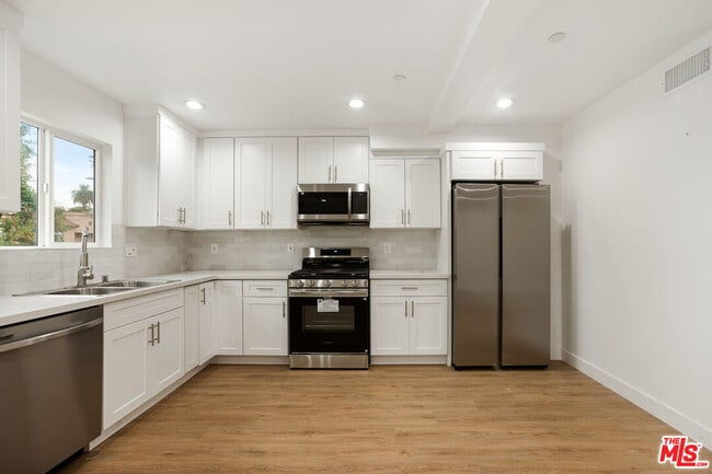 4232 Rosewood Ave in Los Angeles, CA - Building Photo - Building Photo