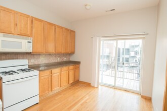 2138 W Chicago Ave, Unit 2 in Chicago, IL - Foto de edificio - Building Photo